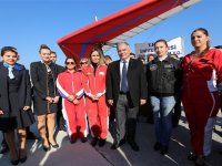 Kadınlar İzmir'in üzerinde uçtu