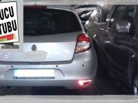 Kaldırımlar dolu, yolda çift sıra park etmiş araba...