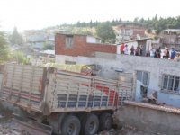 KAMYON EVİN SALONUNA GİRDİ