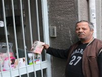 Kapı kapı dolaşıp çalınan köpeğini arıyor