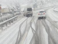 Kar, İzmir Manisa yolunu kapattı