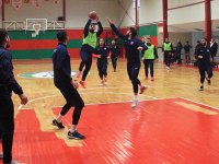Kar yağınca Karşıyakalı futbolcular basket oynadı!..
