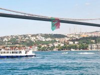 Karşıyaka bayrağı Boğaziçi Köprüsü'nde dalgalanıyor...