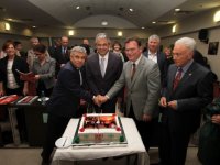 Karşıyaka Belediye Meclisi'nde pastalı kutlama