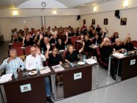 Karşıyaka Belediye Meclisi'nde siyah protesto