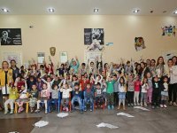 Karşıyaka Belediyesi, miniklere diş seti armağan etti