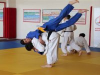 Karşıyaka Belediyesi organizasyonlarında 300 bin kişi spor yaptı 