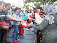 Karşıyaka Belediyesi su ve mama kabı dağıttı...