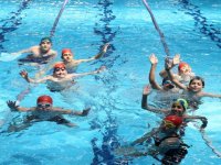 Karşıyaka Belediyesi Yüzme Havuzu doldu taştı