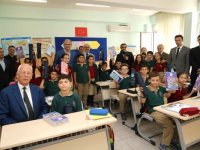 Karşıyaka Belediyesi'nden okullara öğrenme setleri ile satranç takımları... 