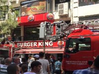 Karşıyaka Çarşı'da yangın paniği...