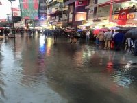 Karşıyaka çarşıyı su bastı!..