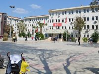 Karşıyaka Hükümet Konağı Bahçesi’ne araç parkı yasak!..