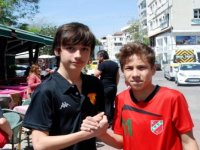Karşıyaka ile Göztepe'nin küçük futbolcuları bir arada
