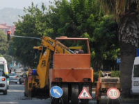 Karşıyaka'da iş makinesi yeraltı otoparkının tavanını deldi