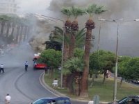 Karşıyaka İskele yakınında otobüs yandı