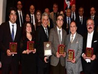 Karşıyaka Kaymakamı Yücel’e İZEKO’dan başarı plaketi