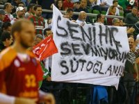 Karşıyaka taraftarından güldüren Ataman pankartı