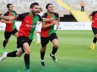 Karşıyaka, taraftarıyla 3 puan ile buluştu...