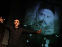 Karşıyaka Tiyatrolar Şöleni'nde Sunay Akın sahnedeydi...