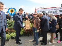 Karşıyaka Vapur İskelesi önünde 3 bin adet fidan dağıtıldı