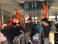 Karşıyaka vapur iskelesinde ulaşım zammı protestosu