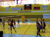 Karşıyaka voleybolda mağlubiyetle başladı