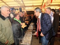 Karşıyaka'da 5 ton hamsi dağıtıldı