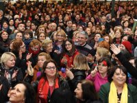 Karşıyaka'da 8 bin kadın türkü söyledi