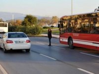 Karşıyaka'da annesini kazada kaybeden oğlu yaya geçidi istedi