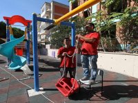 Karşıyaka'da çocuklar için oyun bahçeleri ve spor alanları yenilendi