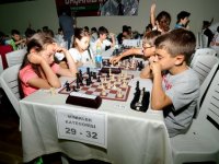 Karşıyaka'da çocuklar satranç turnuvasında ter döktü