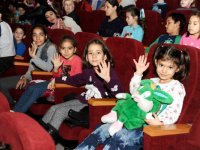 Karşıyaka'da çocuklara ücretsiz sinema ve tiyatro şöleni sürüyor