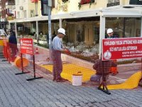 Karşıyaka'da engellilerin sarı çizgileri yenileniyor...