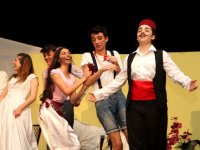 Karşıyaka'da genç tiyatrocular izleyenlerden tam not aldı