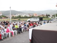 Karşıyaka'da ''Gezici sahne'' ile tiyatro sokağa taşındı