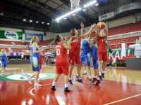 Karşıyaka'da kadınlar bu sefer sahada ter döktü...