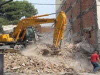 Karşıyaka'da kentsel dönüşüm kapsamında yıkılan bina korku yarattı