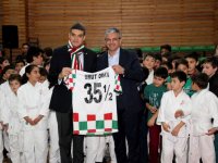 Karşıyaka'da minik sporculara eşofman dağıtıldı