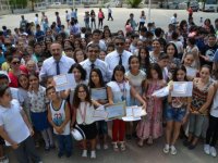 Karşıyaka'da öğrencilerin karne sevinci