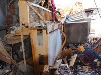 Karşıyaka'da okulun üzerine vinç devrildi...