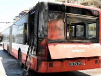 Karşıyaka'da seyir halindeki belediye otobüsü yandı!