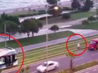 Karşıyaka'da tramvay namaz kılan vatandaşı bekledi