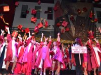 Karşıyaka'da Turizm Öğrencileri keplerini erken fırlattı...