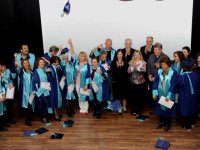 Karşıyaka'daki Aile Üniversitesi'nde mezuniyet sevinci