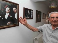Karşıyakalı emekli öğretmen Atatürk portrelerini bağışladı