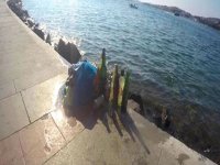 Karşıyakalı iki genç deniz dibinden 2 torba şişe topladı