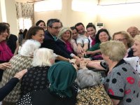 Karşıyakalı kadınlar Anneler Günü'nü huzur evinde erken kutladı