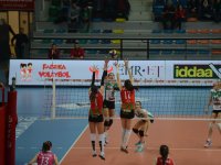 Karşıyakalı kızlar Bursa’da neşeli…