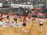 Karşıyakalı kızlar şeytanın bacağını kırdı